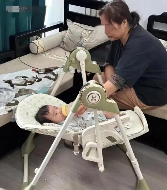 bà nội không nên chăm cháu, có nên nhờ bà trông cháu