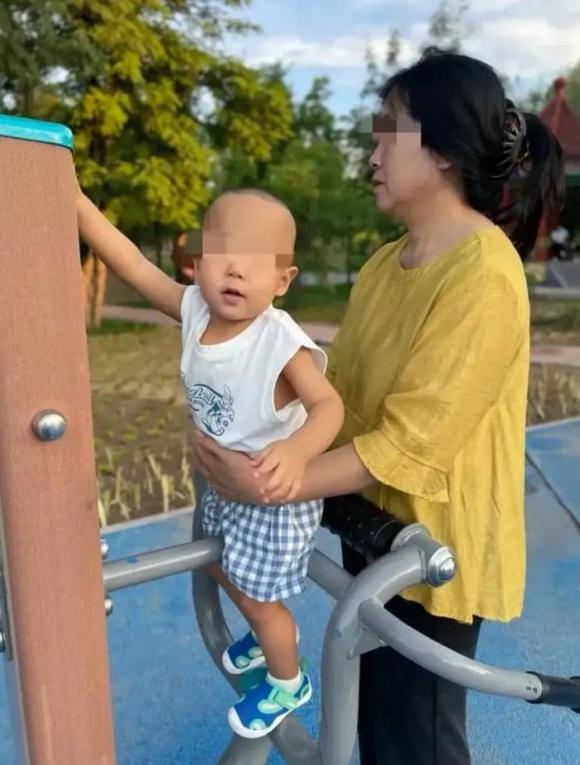 bà nội không nên chăm cháu, có nên nhờ bà trông cháu