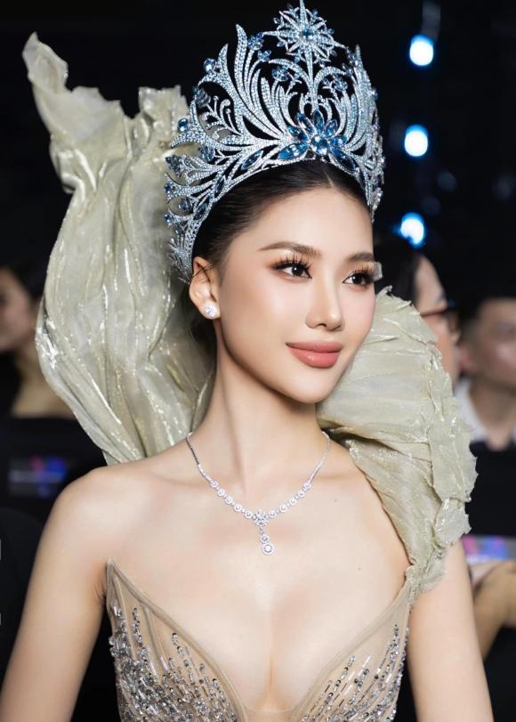 Hoa hậu Bùi Quỳnh Hoa, sao Việt
