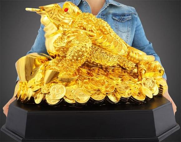 Cóc ngậm tiền, bàn thờ Thần Tài, Phong thủy