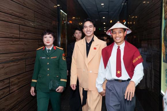 Mưa đỏ, đạo diễn Đặng Thái Huyền, sao Việt