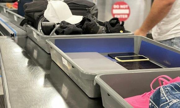đặt điện thoại lên khay kiểm tra an ninh sân bay 1 sân bay an ninh, khay kiểm tra an ninh sân bay, đặt điện thoại lên khay kiểm tra an ninh sân bay
