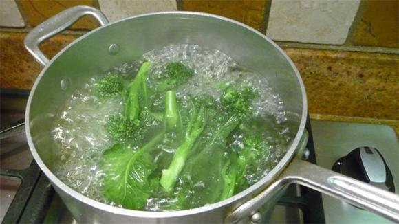 luộc rau, cách luộc rau, luộc rau nên đậy hay mở vung