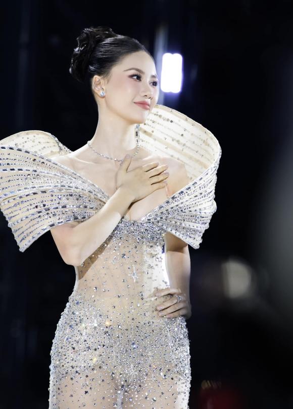 Hoa hậu Bùi Quỳnh Hoa, sao Việt