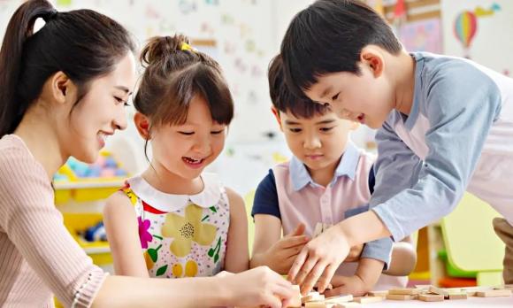 trẻ hạnh phúc, giáo dục trẻ, hạnh động hạnh phúc của trẻ, trẻ tràn đầy năng lượng