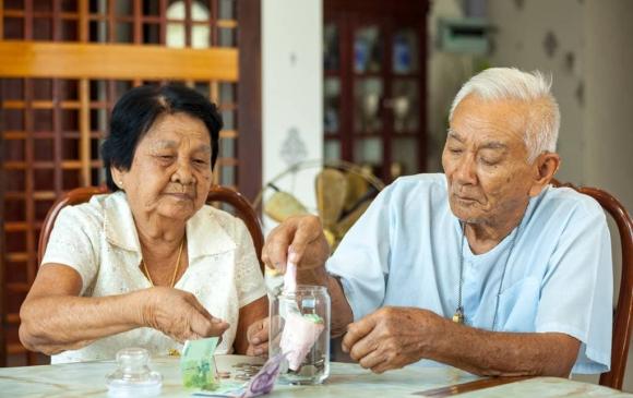 tiền dưỡng già, có nên đưa tiền tiết kiệm cho con cái