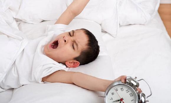 chăm con, giáo dục con, trẻ dậy sớm, đặt báo thức, đặt báo thức vào 5:57 sáng
