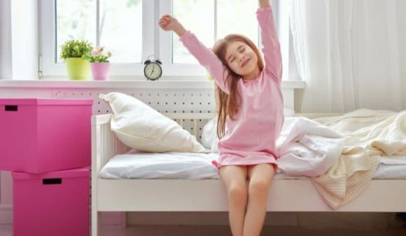 chăm con, giáo dục con, trẻ dậy sớm, đặt báo thức, đặt báo thức vào 5:57 sáng