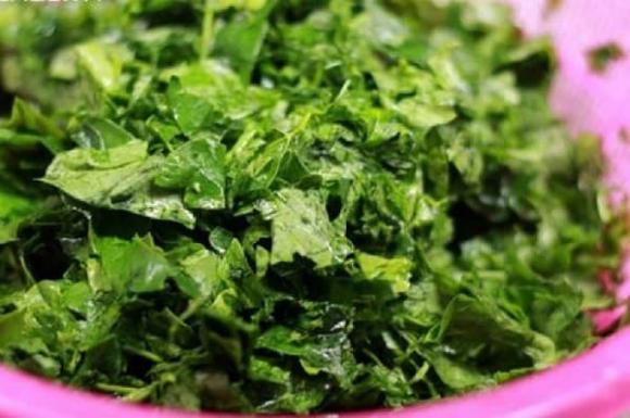 vò rau ngót trước khi nấu 2 rau ngót, cách nấu rau ngót, tại sao phải vò rau ngót
