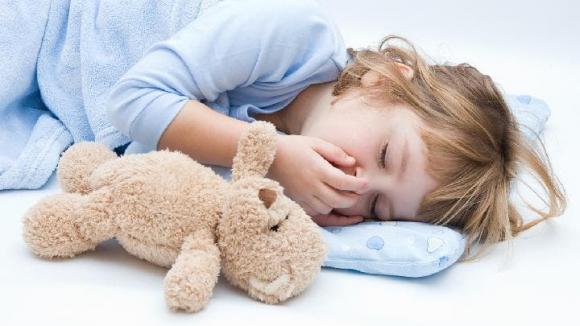chăm trẻ, trẻ khóc sau khi đánh, trẻ ngủ sau khi khóc, trẻ khóc rồi ngủ thiếp đi sau khi bị đánh đòn
