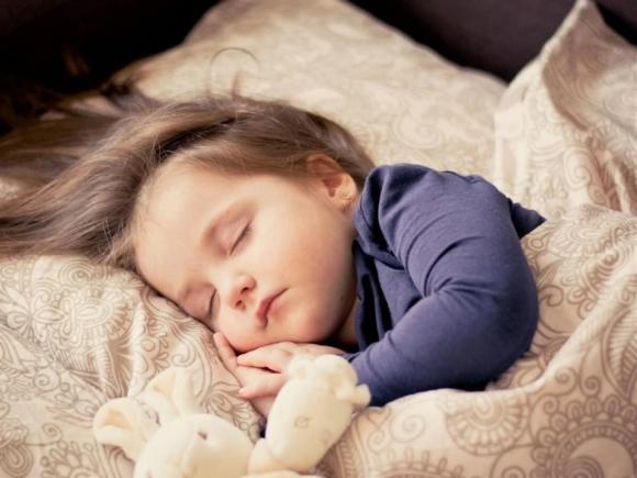 chăm trẻ, trẻ khóc sau khi đánh, trẻ ngủ sau khi khóc, trẻ khóc rồi ngủ thiếp đi sau khi bị đánh đòn