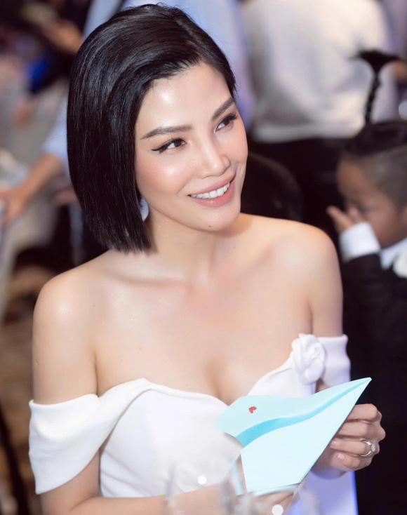 siêu mẫu Vũ Cẩm Nhung, sao Việt