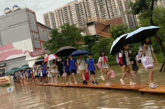 Hà Nội, Hà Nội ngập sâu, cổng trường