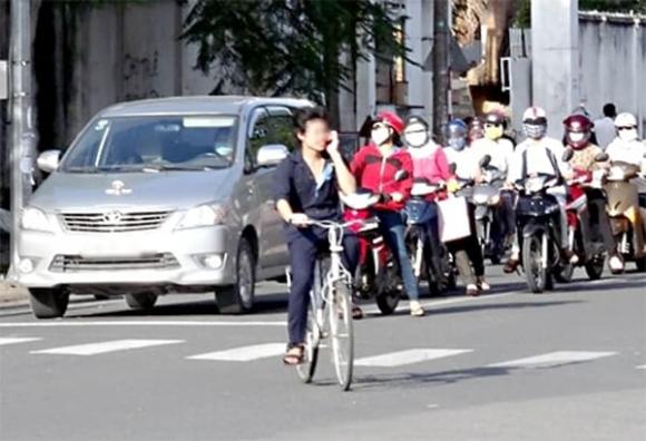 Vừa đi xe đạp vừa dùng điện thoại, nghị định 168, vi phạm giao thông