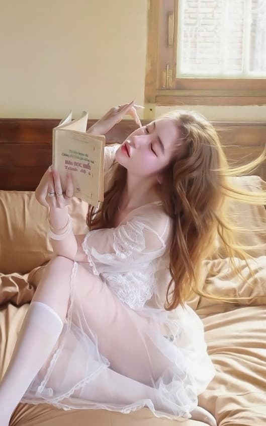 Hotgirl Elly, sao Việt