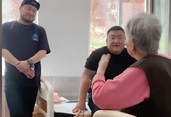 nghề con thuê cho người già, dịch vụ chăm sóc người già, nghề lạ