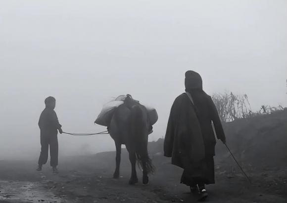 Giàu không ở nhà to, nghèo không đi đường xa