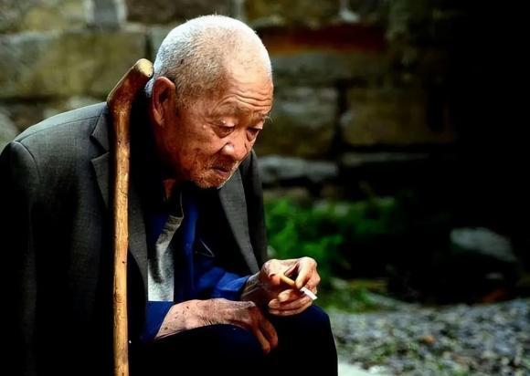 Giàu không ở nhà to, nghèo không đi đường xa