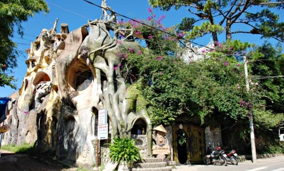 ngôi nhà độc dị nhất Việt Nam, nhà trên cây giữa lòng Hà Nội, 'ngôi nhà điên' ở Đà Lạt