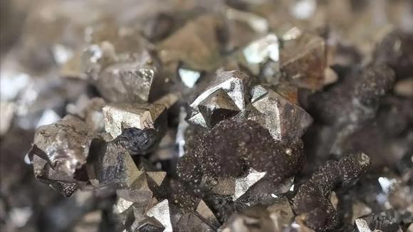 Kim loại hiếm, chất xúc tác ba chiều, ô tô, trộm, bộ lọc khí thải, bộ chuyển đổi xúc tác ba thành phần