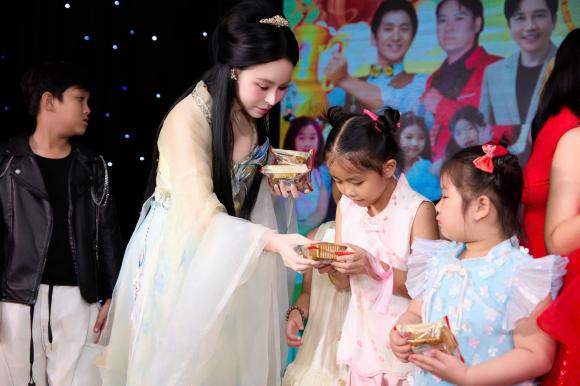 hoa-hau-ha-my-hoa-than-thanh-chi-hang-nga-trao-qua-cho-cac-em-thieu-nhi-dem-trung-thu (1).jpg 0 Hoa hậu Hạ My, sao việt
