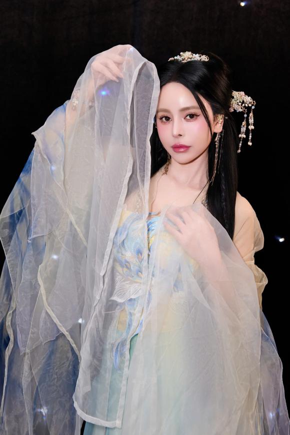 hoa-hau-ha-my-hoa-than-thanh-chi-hang-nga-trao-qua-cho-cac-em-thieu-nhi-dem-trung-thu (1).jpg 0 Hoa hậu Hạ My, sao việt