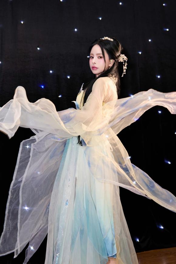 hoa-hau-ha-my-hoa-than-thanh-chi-hang-nga-trao-qua-cho-cac-em-thieu-nhi-dem-trung-thu (1).jpg 0 Hoa hậu Hạ My, sao việt