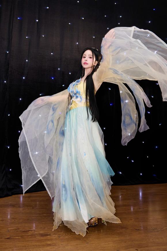 hoa-hau-ha-my-hoa-than-thanh-chi-hang-nga-trao-qua-cho-cac-em-thieu-nhi-dem-trung-thu (1).jpg 1 Hoa hậu Hạ My, sao việt