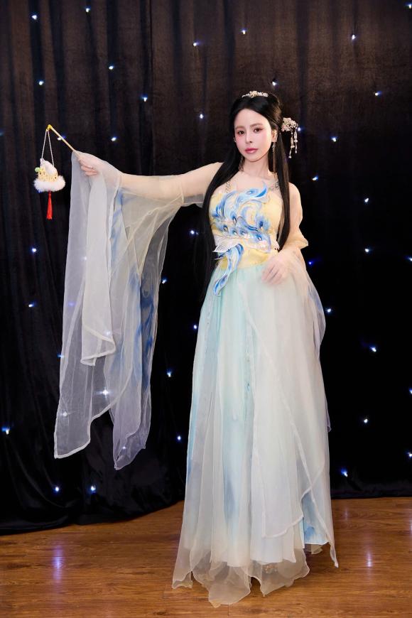 hoa-hau-ha-my-hoa-than-thanh-chi-hang-nga-trao-qua-cho-cac-em-thieu-nhi-dem-trung-thu (1).jpg 0 Hoa hậu Hạ My, sao việt