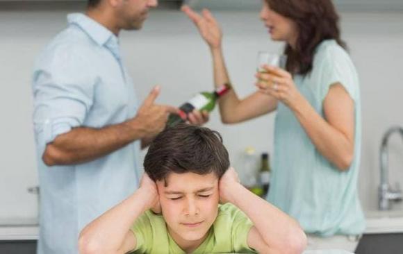 trẻ sống trong gia đình hạnh phúc, trẻ sống trong gia đình ly hôn, tính cách của trẻ em trong gia đình ly hôn, 