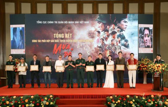 Mưa đỏ, sao Việt