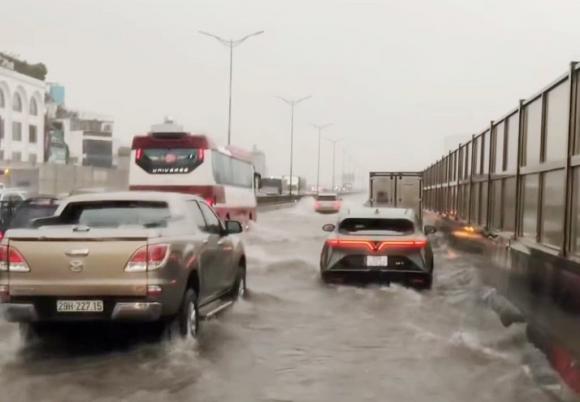 Vành đai 3 trên cao ở Hà Nội bi ngập
