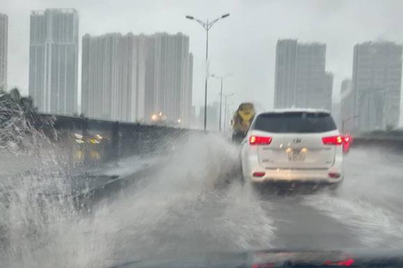 Vành đai 3 trên cao ở Hà Nội bi ngập