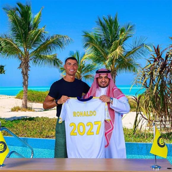 Cristiano Ronaldo, Ronaldo, tỷ phú đầu tiên trong lịch sử bóng
