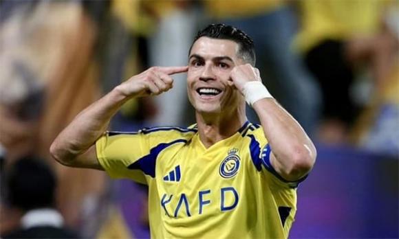 Cristiano Ronaldo, Ronaldo, tỷ phú đầu tiên trong lịch sử bóng