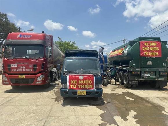 Miễn phí qua trạm thu phí, xe vận chuyển hàng cứu trợ bão lũ