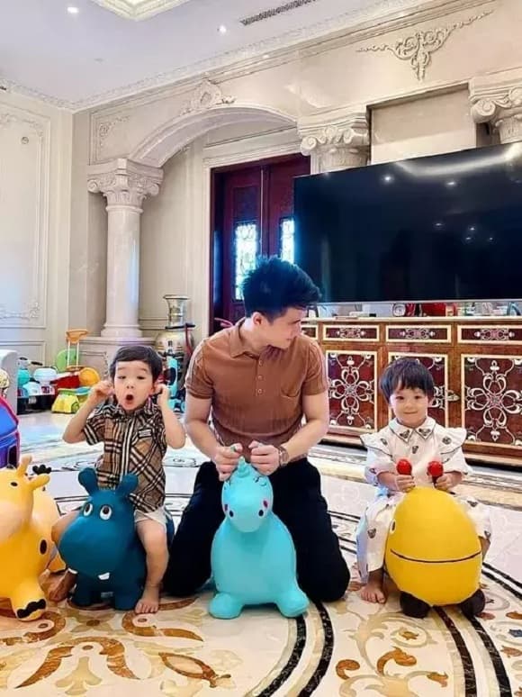 Con trai bầu Hiển, anh chồng của Hoa hậu Đỗ Mỹ Linh, Đỗ Quang Vinh
