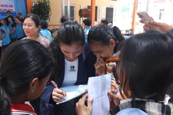 Sao Việt 13/10, tin sao việt mới nhất