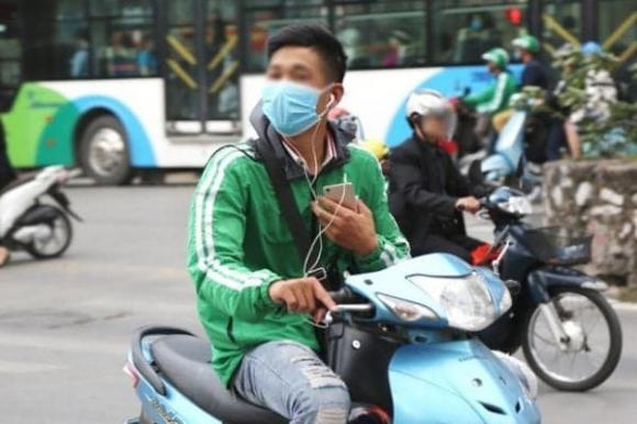 xe máy, đeo tai nghe, đeo tai nghe bị phạt bao nhiêu tiền
