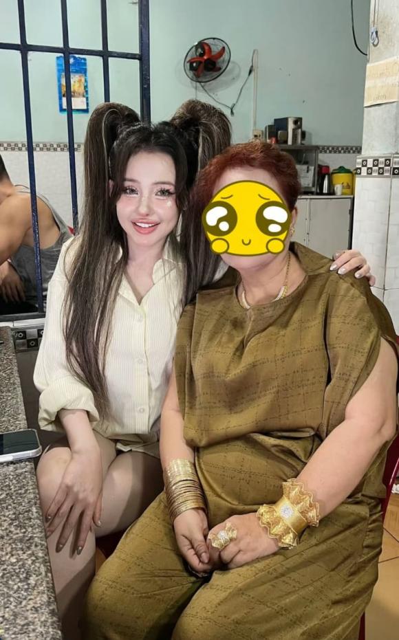 Ngân 98, mẹ Ngân 98, sao Việt