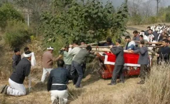 quan-tai-khong-cham-dat-vi-sao-1-ngoisaovn-w1248-h765 4 quan tài không chạm đất, tang lễ