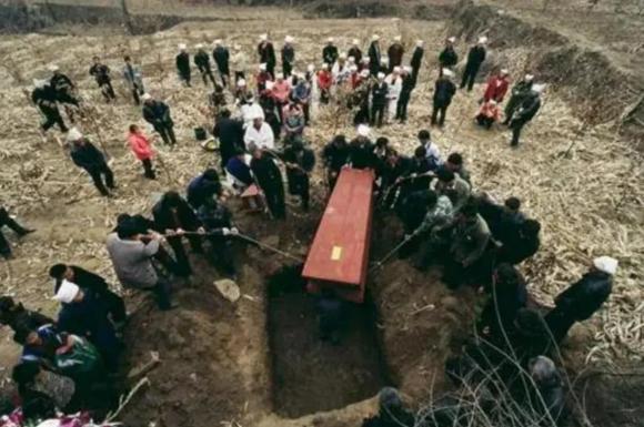 quan-tai-khong-cham-dat-vi-sao-2-ngoisaovn-w1252-h832 3 quan tài không chạm đất, tang lễ