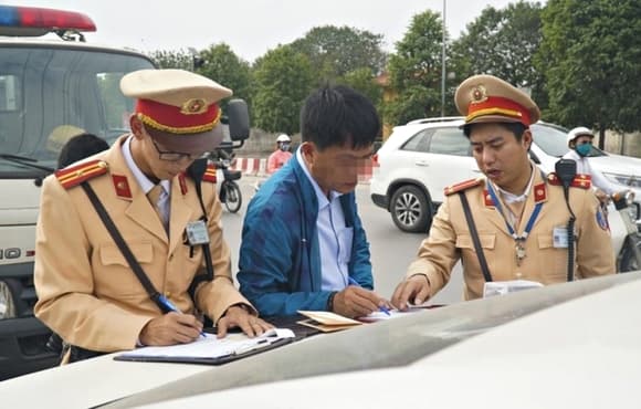 06-csgt-xu-phat-sai-co-phai-boi-thuong-cho-nguoi-dan-2.jpg 0 xử phạt, vi phạm giao thông, CSGT phạt sai, bồi thường