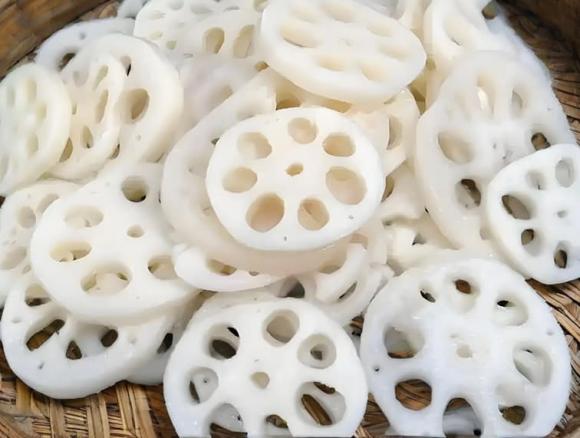 Tháng 10 đi chợ, người thông minh chỉ mua 5 loại rau sau, vừa không thuốc trừ sâu lại vừa rẻ 2 Rau tháng 10, cải cúc, đậu bắp