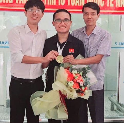 trường THPT hàng đầu của miền Trung 2 trường chuyên săn Huy chương Vàng Olympic, trường THPT hàng đầu của miền Trung