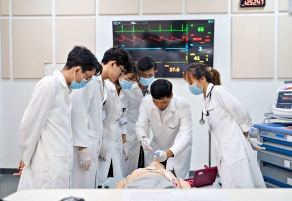 03-bac-si-noi-tru-4587.jpg 1 miễn học phí, ngành y, tiền lương, bác sĩ nội trú