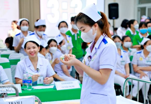 03-bac-si-noi-tru-4587.jpg 2 miễn học phí, ngành y, tiền lương, bác sĩ nội trú
