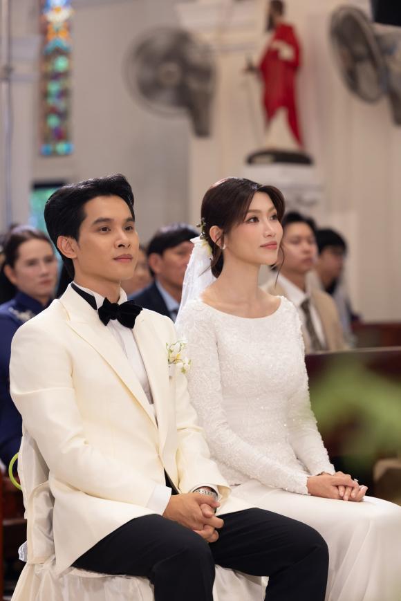 le-cuoi-nha-tho-cua-a-hau-quynh-chau-co-dau-chu-re-gay-bao-vi-visual-dep-nhu-tranh-1-ngoisaovn-w2000-h2998 2 Á hậu Quỳnh Châu, Chế Nguyễn Quỳnh Châu, sao Việt