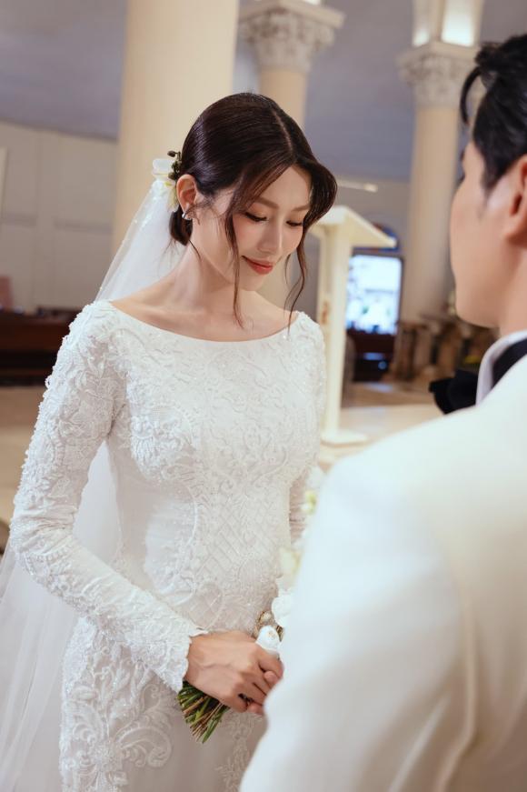 le-cuoi-nha-tho-cua-a-hau-quynh-chau-co-dau-chu-re-gay-bao-vi-visual-dep-nhu-tranh-5-ngoisaovn-w1331-h2000 4 Á hậu Quỳnh Châu, Chế Nguyễn Quỳnh Châu, sao Việt