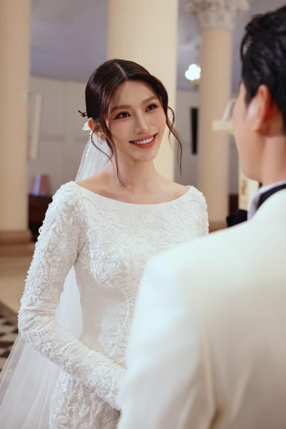 le-cuoi-nha-tho-cua-a-hau-quynh-chau-co-dau-chu-re-gay-bao-vi-visual-dep-nhu-tranh-6-ngoisaovn-w1331-h2000 5 Á hậu Quỳnh Châu, Chế Nguyễn Quỳnh Châu, sao Việt